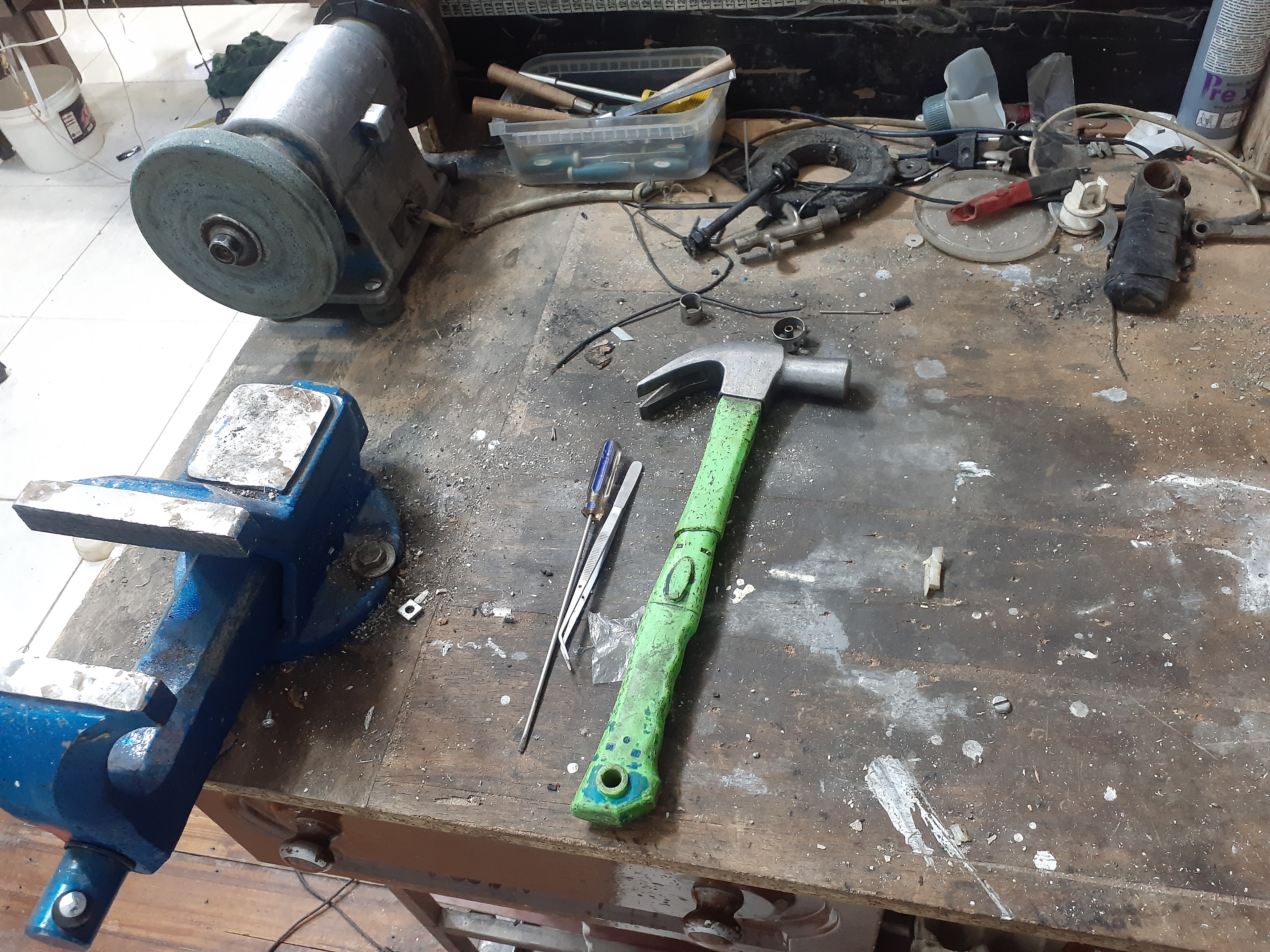 تصویر میز کار تعمیرات